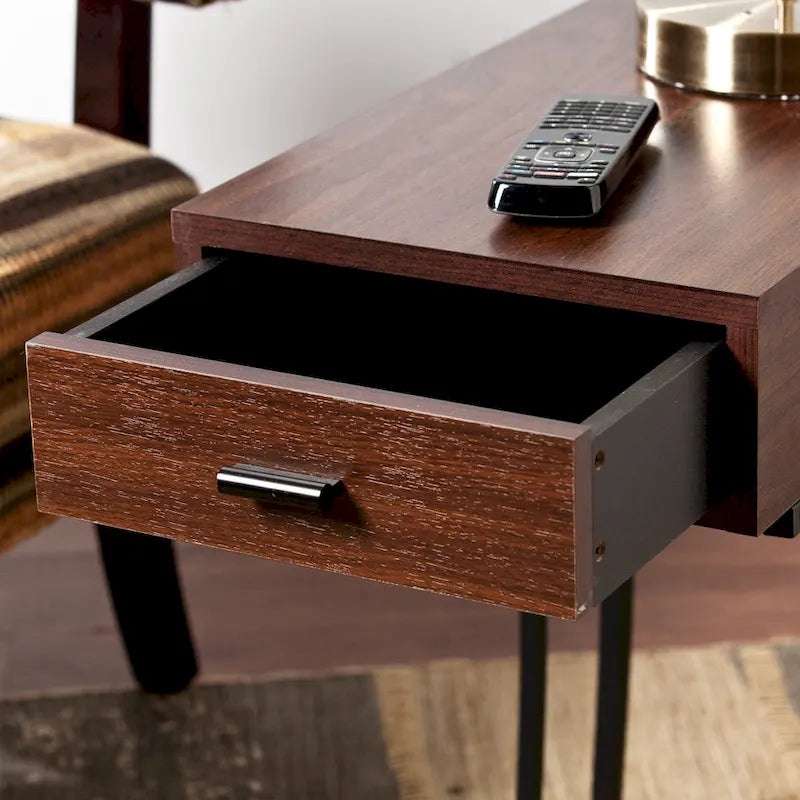 Table d'appoint Liatris de SEI Furniture avec prises électriques et ports USB