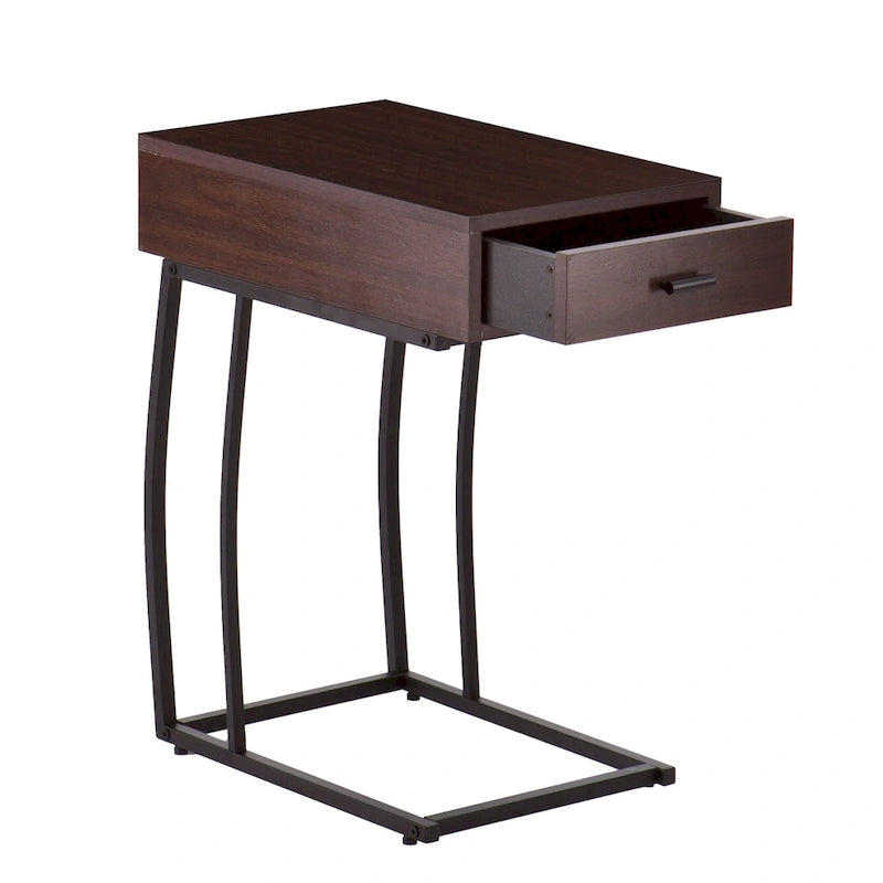 Table d'appoint Liatris de SEI Furniture avec prises électriques et ports USB